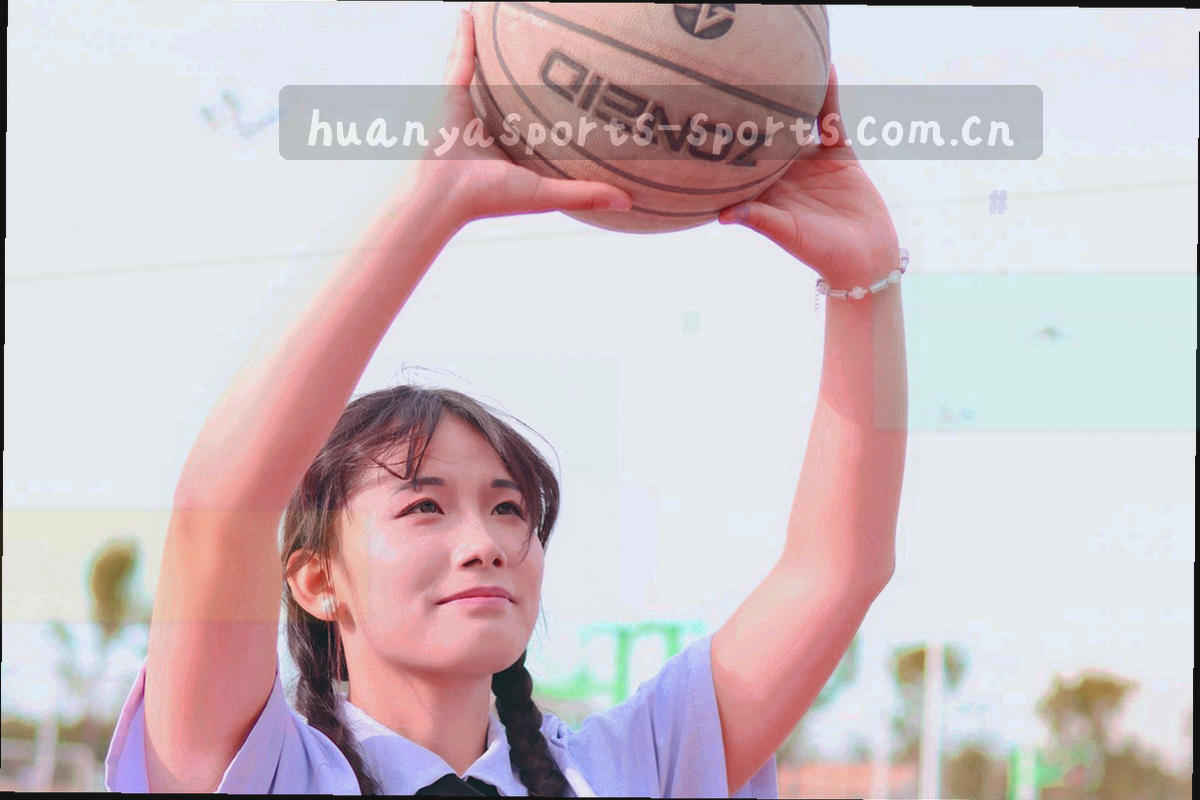 战术板上手绘箭头与圆圈标记的近景，白板笔线条清晰